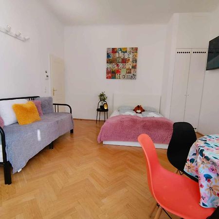 Central And Round 3 Minutes To City Shopping Center And Schoenbrunn Palace Viena Exterior foto