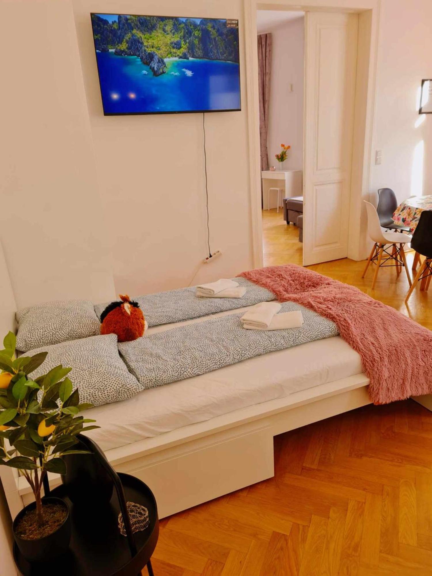 Central And Round 3 Minutes To City Shopping Center And Schoenbrunn Palace Viena Exterior foto