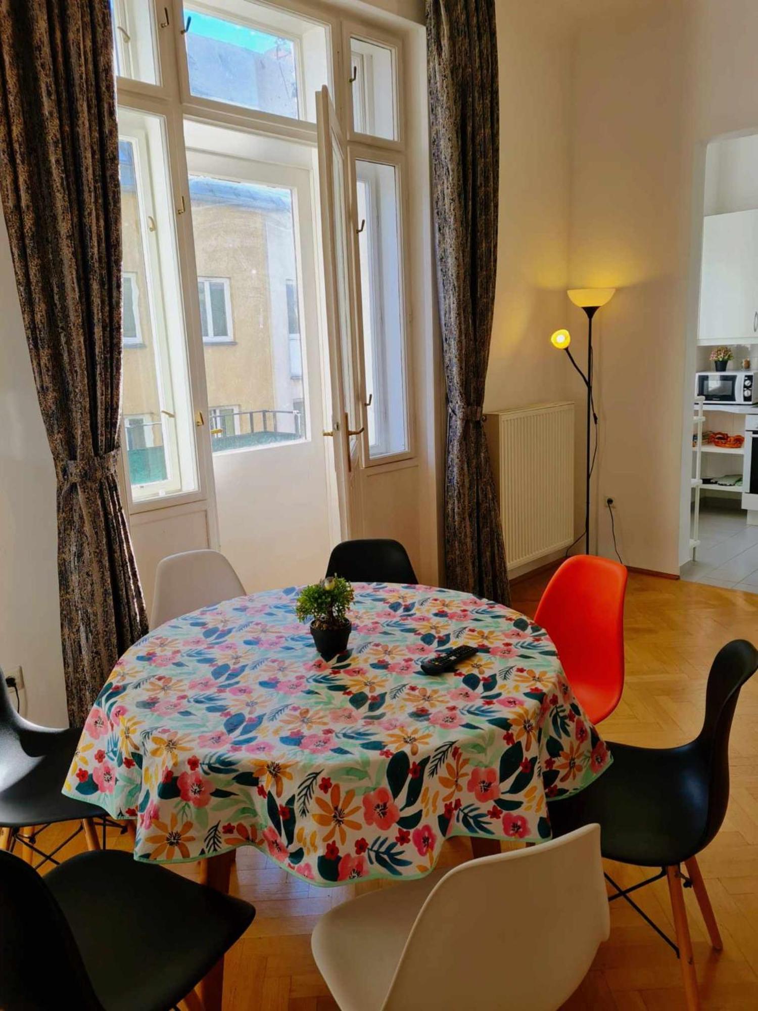Central And Round 3 Minutes To City Shopping Center And Schoenbrunn Palace Viena Exterior foto